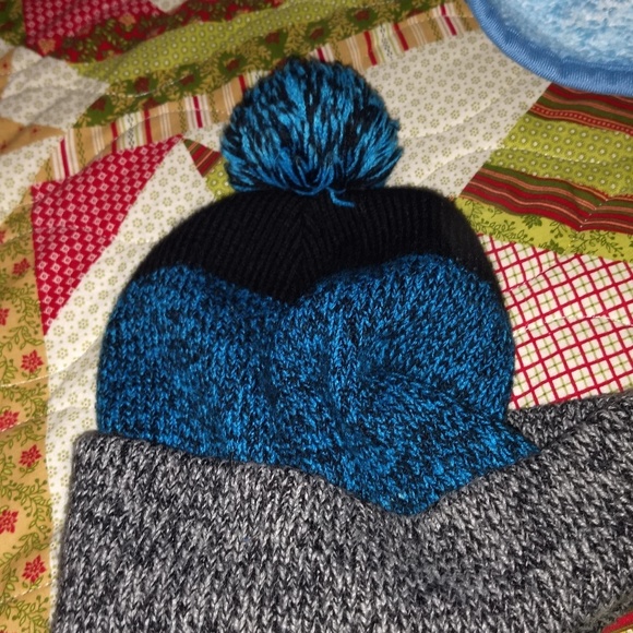 2 winter men's hats . - Picture 3 of 4